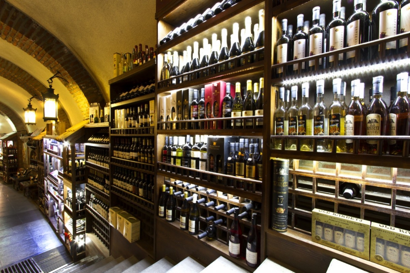 vente-COMPS SUR ARTUBY-min_world_street_travel_shop_canon_georgia_wine_bottles-429767